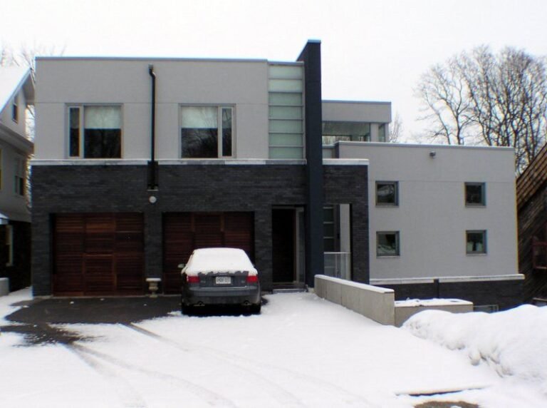 Modern flat-roof home in winter